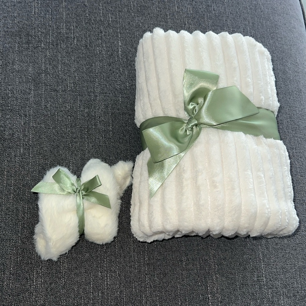 Travel fleece blanket with fuzzy socks (New) - Picture 4 of 4